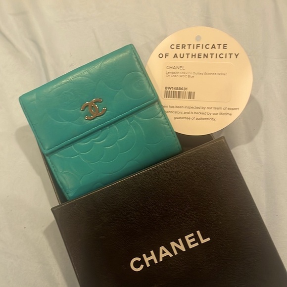 Chanel Emerald Jade Green Camelia compact wallet with box and authenticated. - Picture 1 of 9
